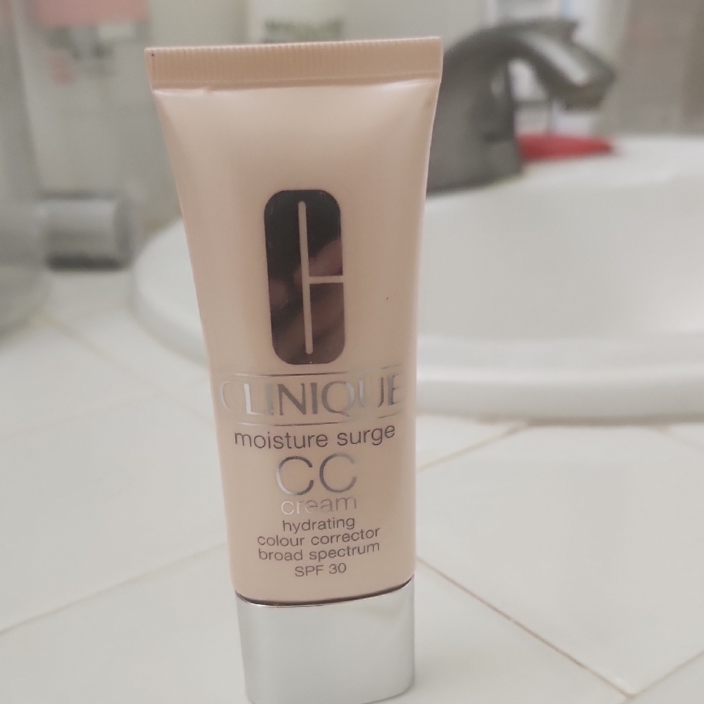 Clinique Moisture Surge CC Cream - Light Medium